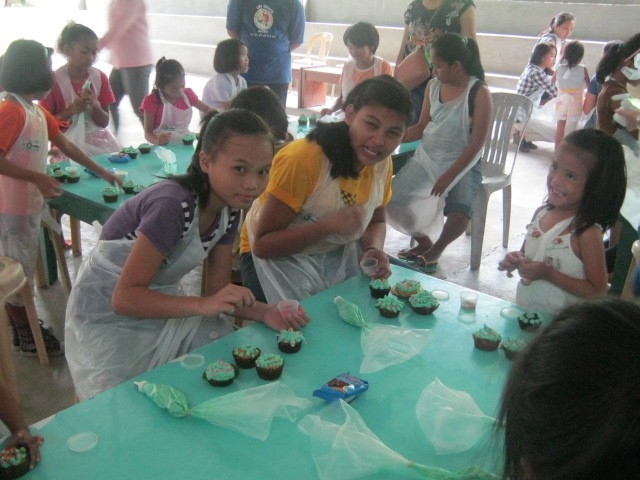 children-are-taught-to-bake-cakes-and-cupcakes-and-design-it